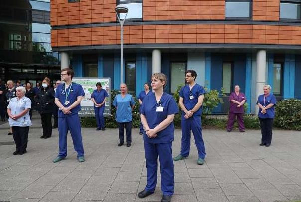Những hình ảnh nước Anh dành 1 phút mặc niệm các nhân viên y tế chết vì COVID-19 1
