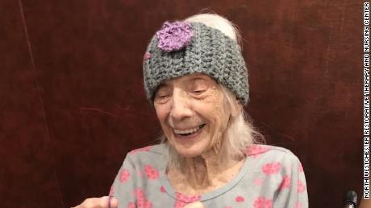   Ở cái tuổi 101 mà cụ bà Friedman vẫn có thể khiêu vũ, đi tìm len để đan  