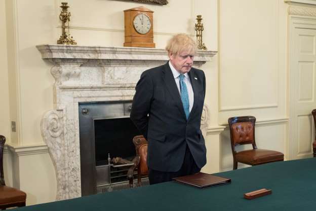   Thủ tướng Boris Johnson mặc niệm tưởng nhớ các nhân viên đã hi sinh vì dịch COVID-19  