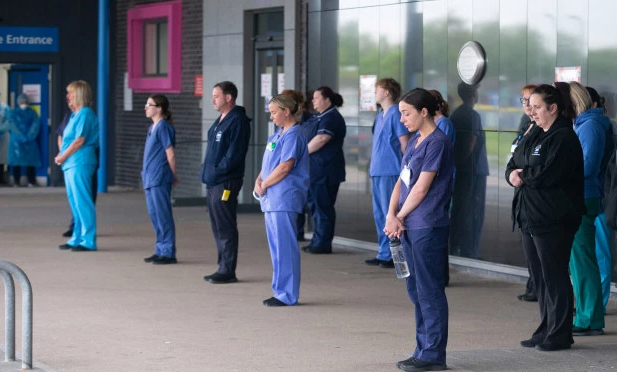 Những hình ảnh nước Anh dành 1 phút mặc niệm các nhân viên y tế chết vì COVID-19 5