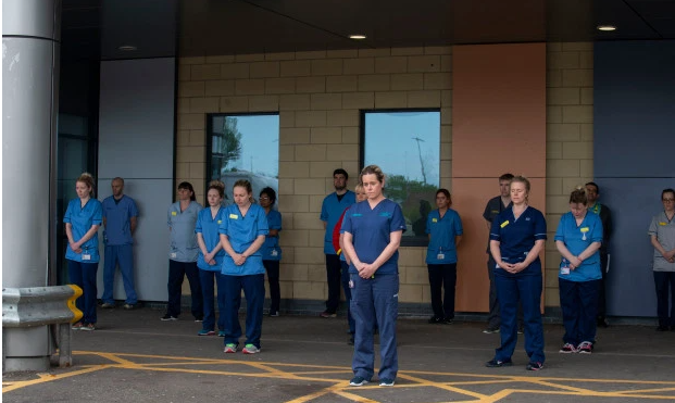 Những hình ảnh nước Anh dành 1 phút mặc niệm các nhân viên y tế chết vì COVID-19 7
