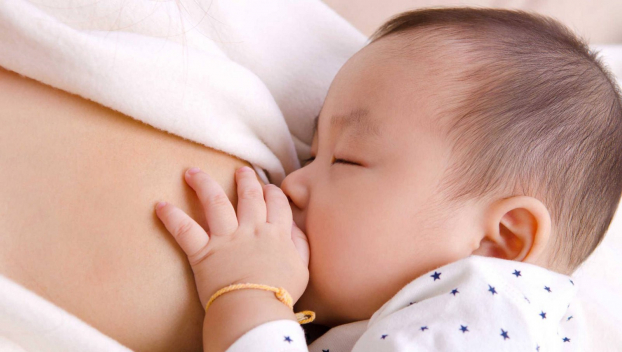   Cho trẻ bú mẹ hoàn toàn trong 6 tháng đầu đời để trẻ có đủ miễn dịch phòng chống dịch bệnh. Ảnh minh họa  