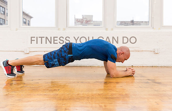   Cong lưng khi tập plank có thể khiến bạn bị đau lưng  