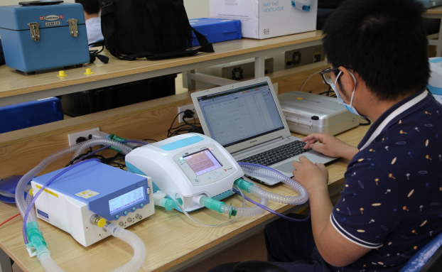   Cán bộ kỹ thuật bộ phận Đo lường Y tế, Viện Đo lường Việt Nam thuộc Tổng cục Tiêu chuẩn Đo lường Chất lượng thực hiện đo lường thử nghiệm cho máy thở VFS-510.  