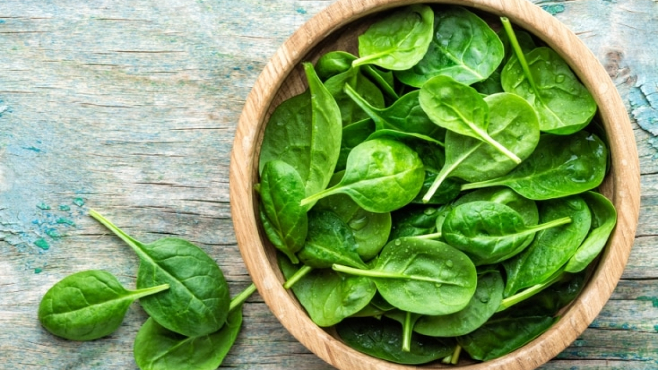   Rau lá xanh đậm giàu vitamin và khoáng chất tốt cho sức khỏe của thận  