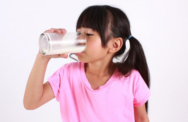   Trẻ cần được uống bổ sung thêm sữa và các chế phẩm từ sữa để tăng cường miễn dịch cho cơ thể. Ảnh minh họa  