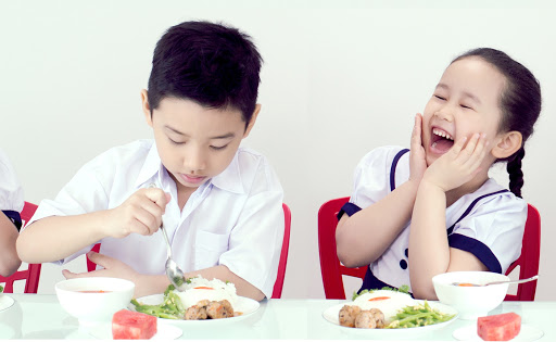   Lượng lương thực, thực phẩm cho trẻ lứa tuổi học đường được phân theo đơn vị ăn của từng nhóm thực phẩm. Ảnh minh họa  