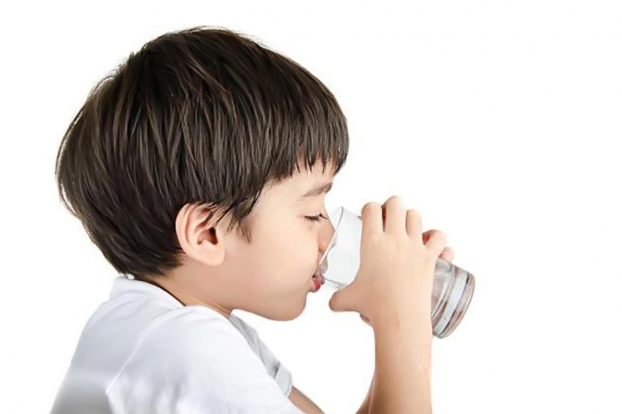   Trẻ cũng cần uống đủ nước mỗi ngày để luôn khỏe mạnh và tránh bị táo bón. Ảnh minh họa  