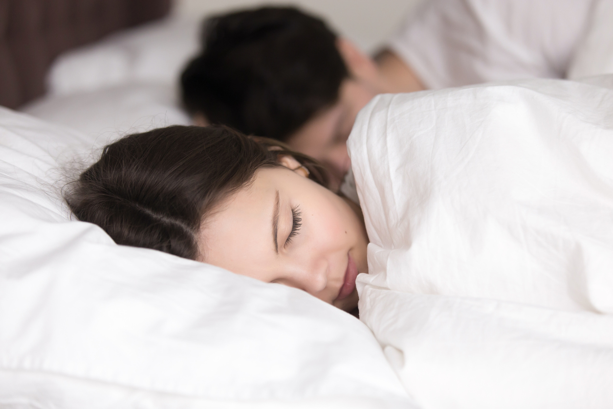   Để hạnh phúc hơn, cả hai vợ chồng nên tạo cảm giác thoải mái khi đi ngủ  