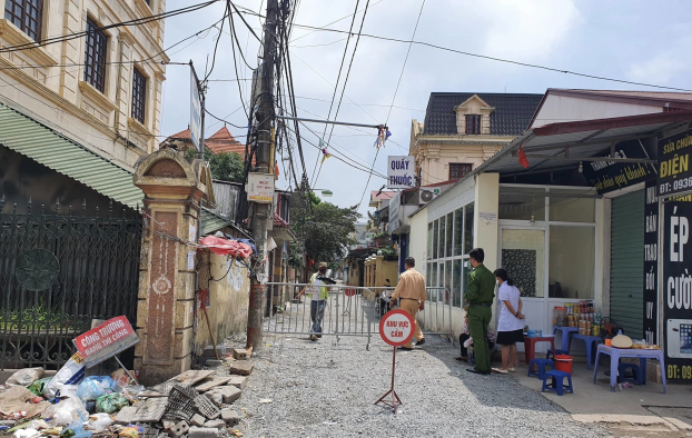   Thôn Kiêu Kỵ đã bị phong tỏa do có người nghi nhiễm COVID-19.  