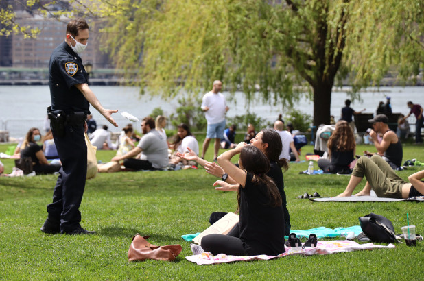   Tin tức y tế thế giới ngày 3/5: Người dân New York đến công viên như đi trẩy hội  