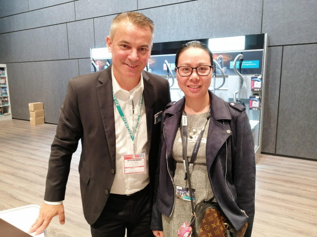   CEO Gia Dụng EUS Nguyễn Quỳnh Oanh cùng giá đốc bán hàng của Siemen  