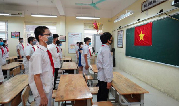 Học sinh ở Hà Nội ngày đầu đi học sau cách ly: Giãn cách trong lớp, túm tụm... ngoài cổng 1