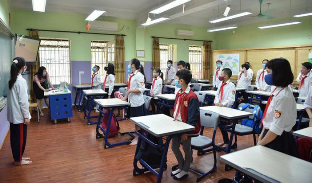 Học sinh ở Hà Nội ngày đầu đi học sau cách ly: Giãn cách trong lớp, túm tụm... ngoài cổng 2