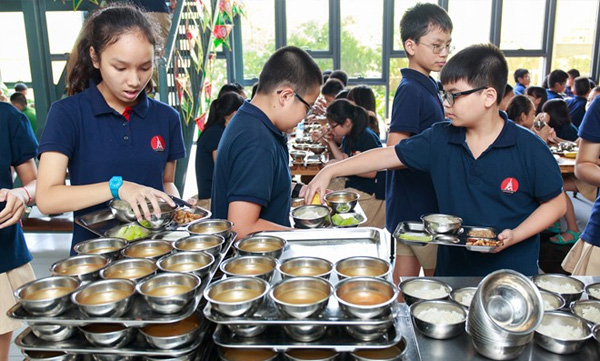   Bữa ăn cho học sinh phải đảm bảo vệ sinh sạch sẽ  