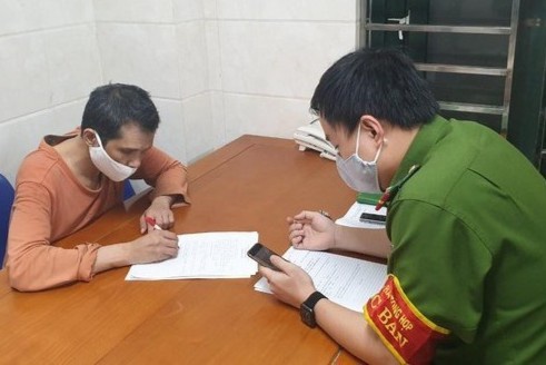   Nguyễn Hoài Nam khai nhận việc tung tin đồn thất thiệt về COVID-19 trên mạng xã hội.  