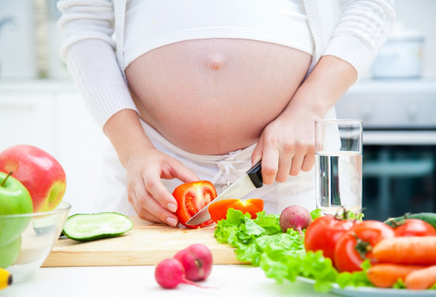   Mẹ bầu cần ăn đa dạng các loại thực phẩm, bổ sung nhiều rau xanh và hoa quả để tăng miễn dịch và giảm tình trạng táo bón. Ảnh minh họa  