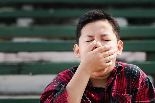   Thói quen dùng tay che mũi, miệng khi ho và hắt hơi là thói quen xấu dễ dẫn đến lây nhiễm dịch bệnh. Ảnh minh họa  