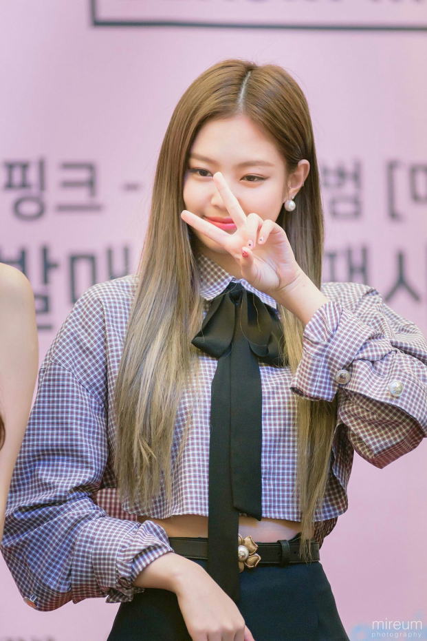 Jennie (BLACKPINK) mặc đồng phục học sinh đẹp như nữ thần khiến fan ngây ngất 10