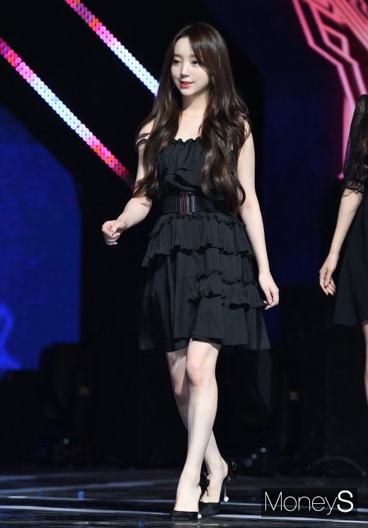 10 idol nữ chân gầy guộc nhất Kpop: Rosé như que củi khô, Yoona lộ 'cẳng gà' tong teo 10