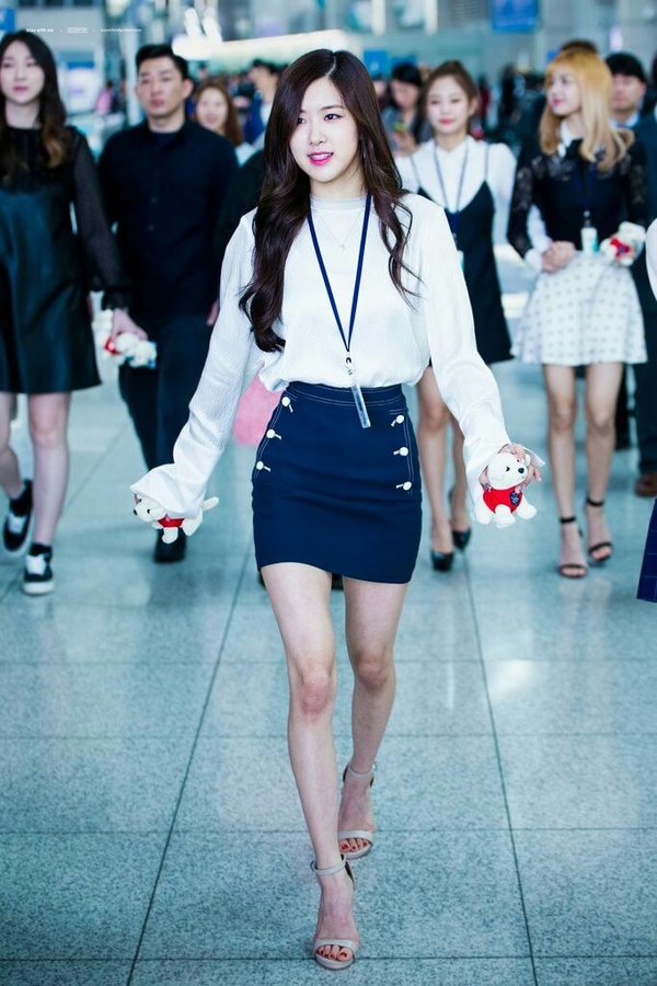 10 idol nữ chân gầy guộc nhất Kpop: Rosé như que củi khô, Yoona lộ 'cẳng gà' tong teo 4