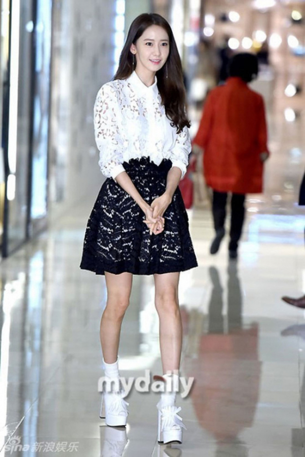 10 idol nữ chân gầy guộc nhất Kpop: Rosé như que củi khô, Yoona lộ 'cẳng gà' tong teo 19