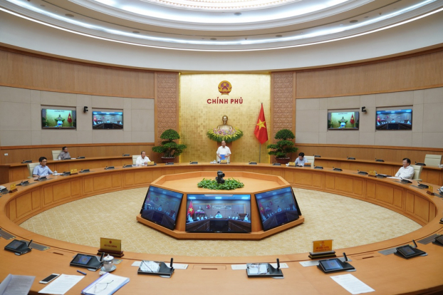   Thủ tướng Nguyễn Xuân Phúc chủ trì cuộc họp sáng nay quyết định bỏ giãn cách trong lớp học.  