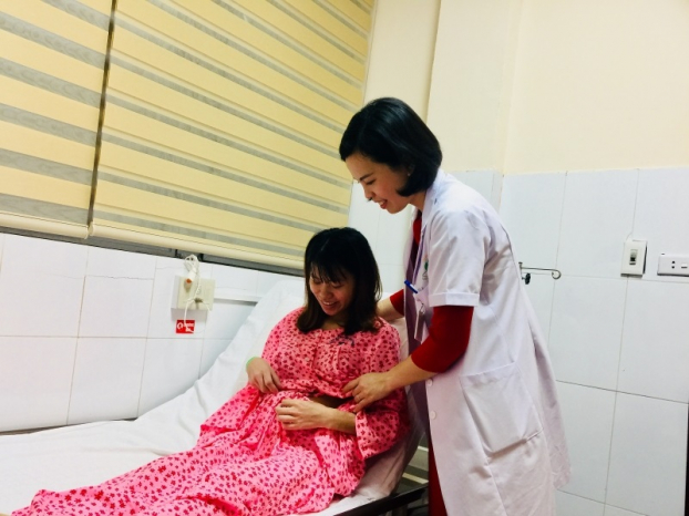   Bác sĩ Nguyễn Thị Sim khuyên chị em nên sinh con ở tuổi dưới 35.  