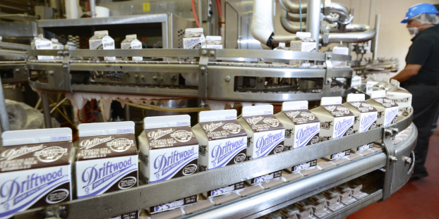 Nhà máy Vinamilk tại Mỹ ủng hộ 23 ngàn lít sữa cho người Mỹ gặp khó khăn trong đại dịch 3