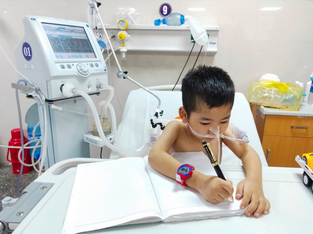   Ngồi trên giường bệnh, miệng vẫn đeo máy thở, cậu bé 8 tuổi viết những dòng chữ thể hiện khao khát được trở lại trường sau nhiều ngày hôn mê  