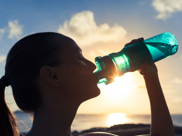   Chủ động uống nước và nên uống đủ khoảng 2 lít nước mỗi ngày để giữ cơ thể luôn khỏe mạnh. Ảnh minh họa  