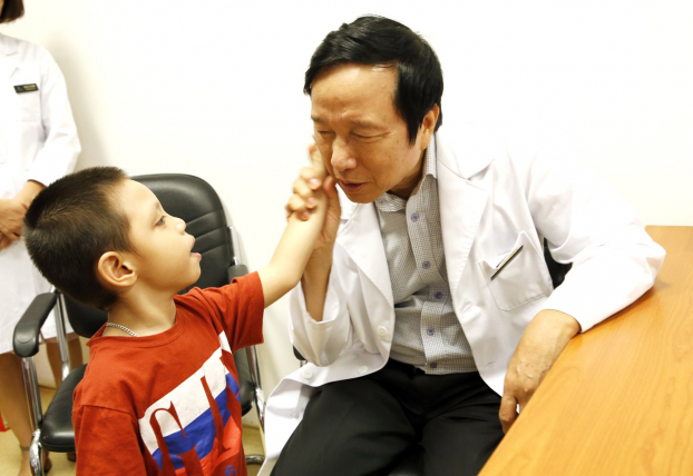   GS.TS Nguyễn Thanh Liêm - Viện trưởng Viện nghiên cứu Tế bào gốc và công nghệ gen Vinmec khám và điều trị cho trẻ tự kỷ  