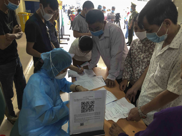  Bệnh nhân đến khám tiến hành kê khai thông tin y tế để đảm bảo công tác phòng ngừa dịch bệnh  