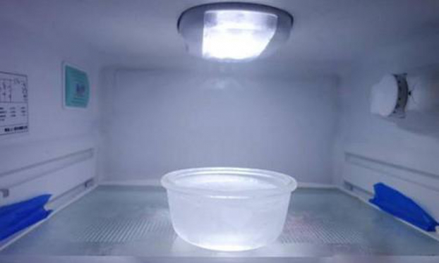 Tiết kiệm cả triệu tiền điện nhờ đặt một cốc nước qua đêm trong tủ lạnh 1
