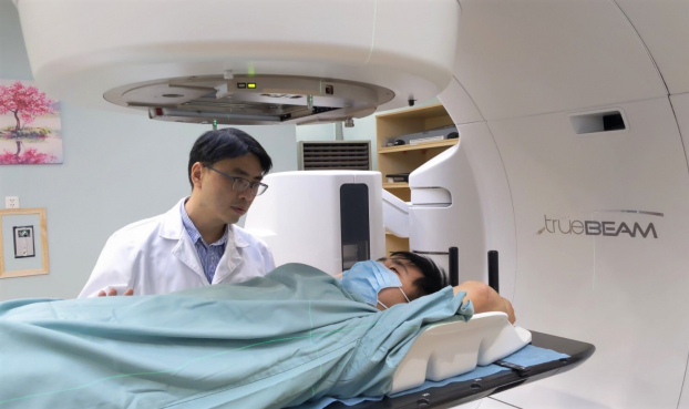   Bác sĩ Francis Chin Kuok Choon, chuyên gia của ICON trực tiếp điều trị người bệnh ung thư tại Bệnh viện Vinmec Central Park  