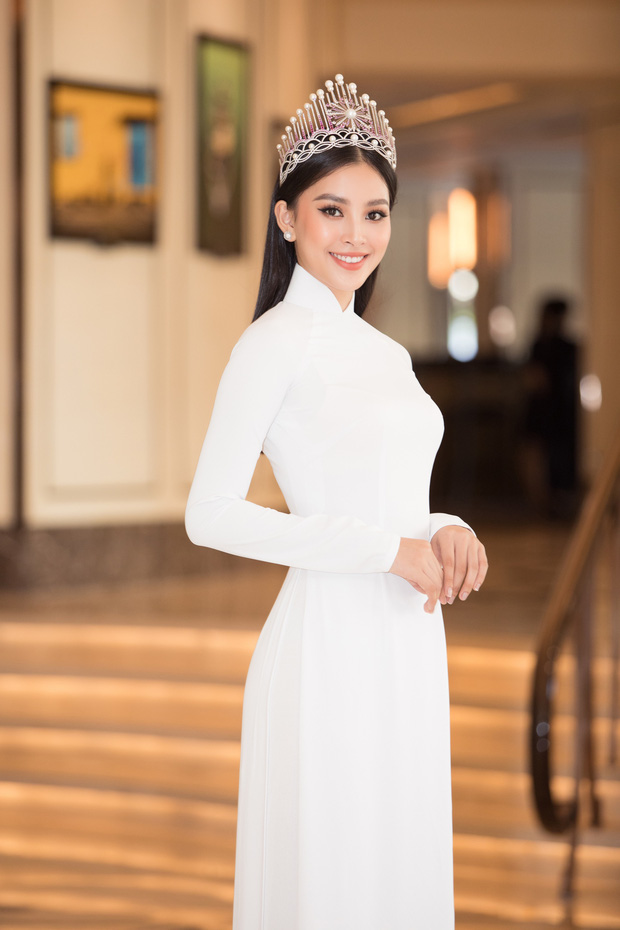 Hoa hậu Tiểu Vy diện áo dài trắng đẹp mê người, đọ sắc bên dàn người đẹp đình đám 1