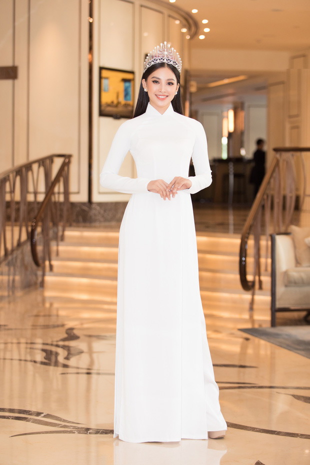 Hoa hậu Tiểu Vy diện áo dài trắng đẹp mê người, đọ sắc bên dàn người đẹp đình đám 0