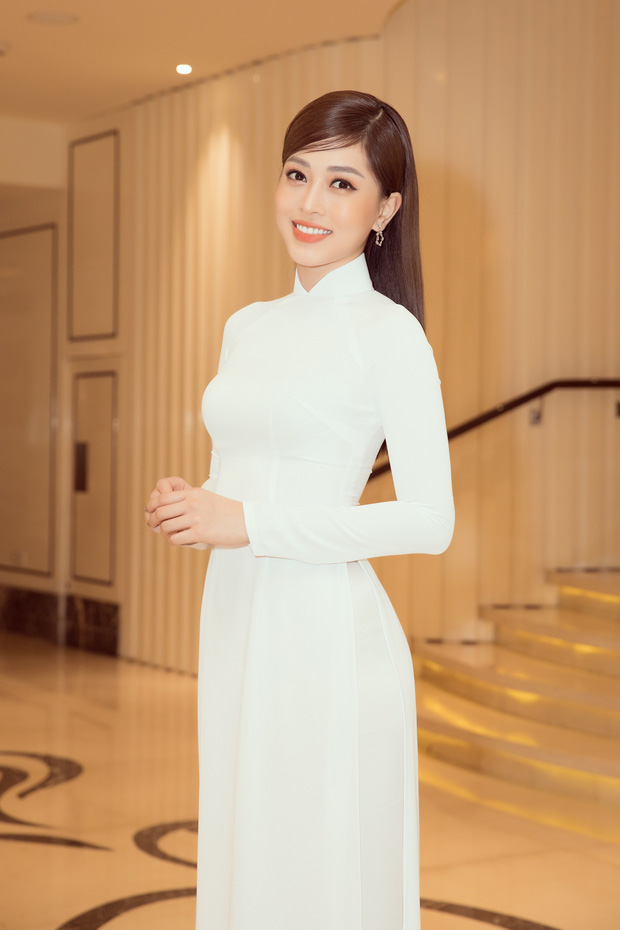   Á hậu Bùi Phương Nga đẹp mặn mà trong áo dài truyền thống. Sau 2 năm đăng quang, nhan sắc của bạn gái diễn viên Bình An ngày càng thăng hạng.  