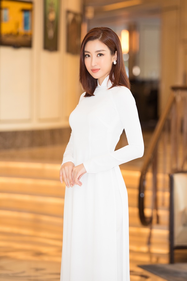   Hoa hậu Đỗ Mỹ Linh xinh đẹp trong tà áo dài trắng  