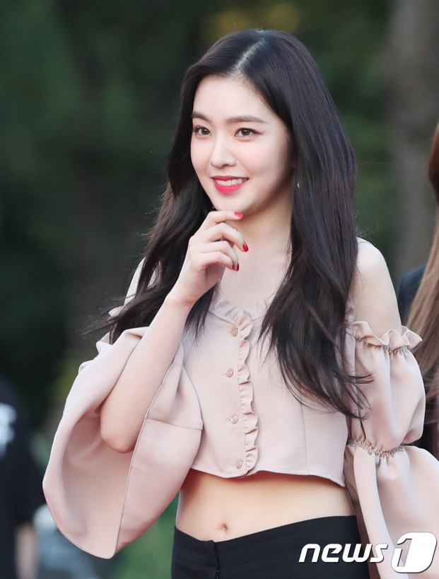 Irene (Red Velvet) diện mốt hở vai: Lúc đẹp tựa nữ thần, khi lại 'cute lạc lối' 12