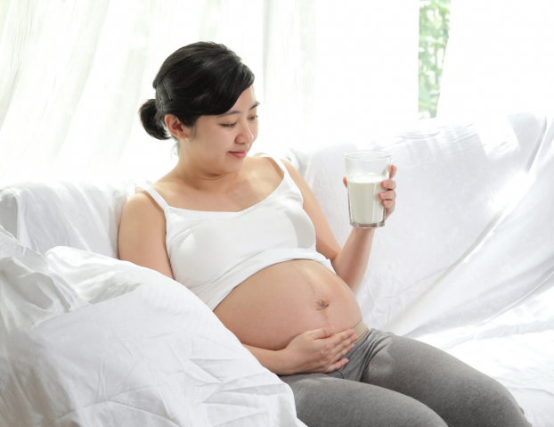   Trong 3 tháng cuối thai kỳ, mẹ bầu nên bổ sung thêm sữa và các chế phẩm từ sữa để giúp bé phát triển khỏe manh. Ảnh minh họa  