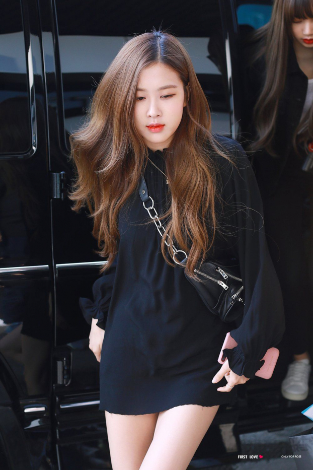 Rosé (BLACKPINK) và hơn 10 lần diện đồ đen sexy đến nghẹt thở 8