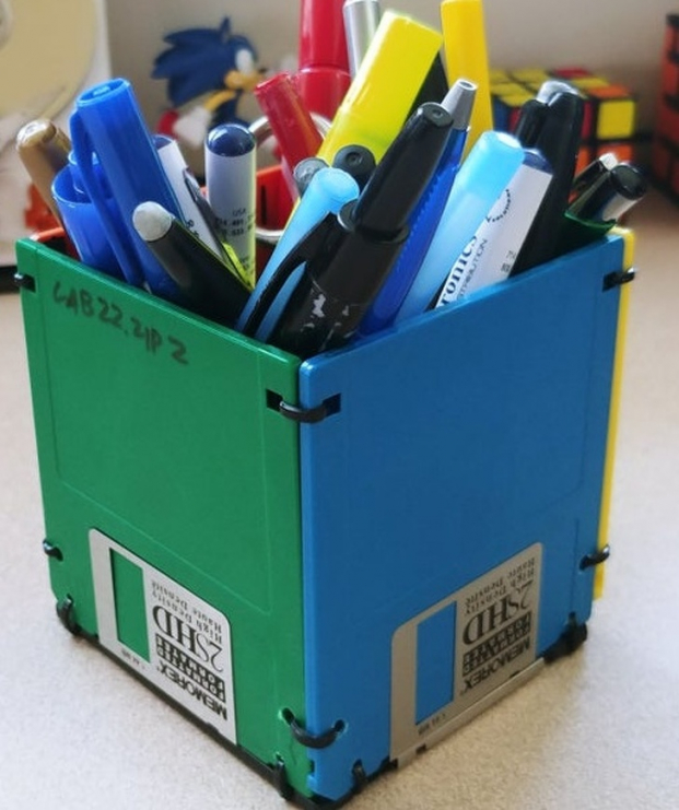   'Tôi đã làm hộp đựng bút từ vỏ ổ đĩa mềm cũ'  