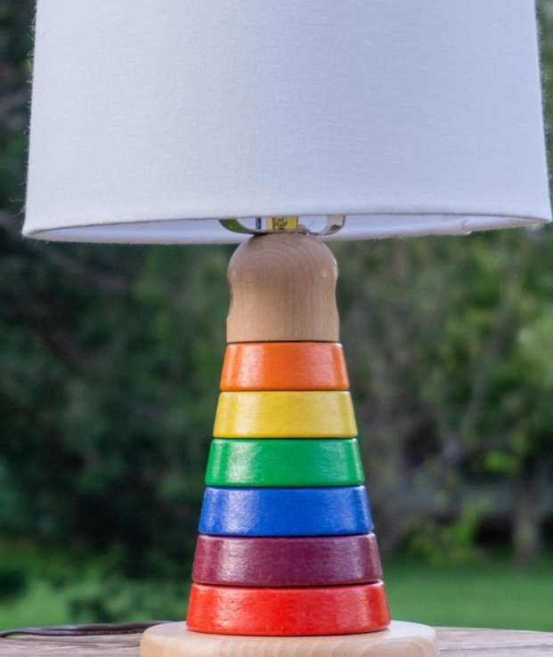   'Chiếc đèn được làm từ đồ chơi xếp gỗ cũ của con gái tôi'  