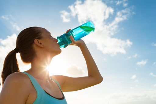   Uống nhiều nước trong mùa hè để tránh bị mất nước, mệt mỏi, cảm nắng. Ảnh minh họa  