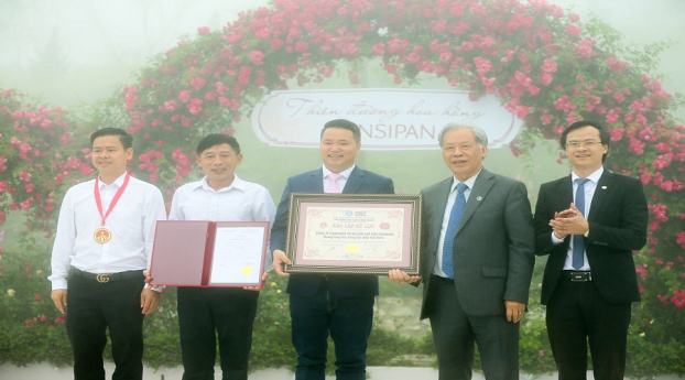   Ông Nguyễn Xuân Chiến – Giám đốc khu du lịch Sun World Fansipan Legend (giữa) nhận kỷ lục Thung lũng hoa hồng lớn nhất Việt Nam  