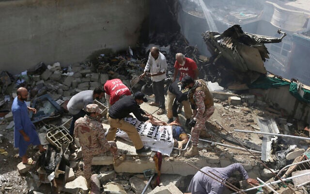   Máy bay rơi ở Pakistan phá hủy ít nhất 5 ngôi nhà  