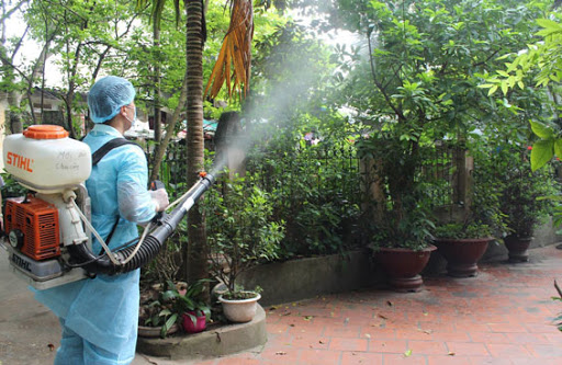   Phun hóa chất diệt muỗi là 1 trong những cách phòng bệnh sốt xuất huyết.  