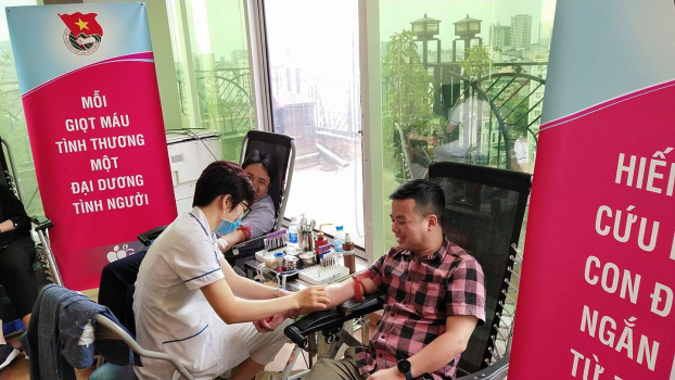   Cán bộ, nhân viên Tập đoàn Bảo Hiểm Bảo Việt đang hiến máu cứu người  