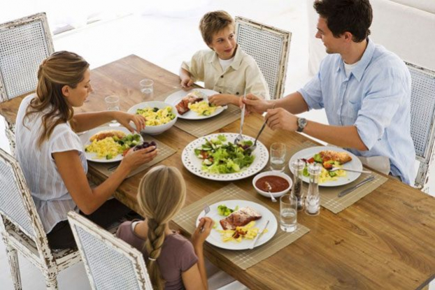 7 phép lịch sự tối thiểu trên bàn ăn nên chú ý để không bị vô duyên 3